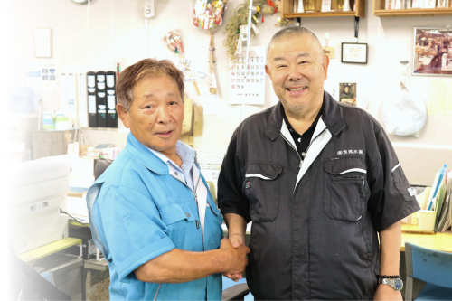 北山魚伊 濱中社長と浅見水産 浅見社長が笑顔で握手を交わす様子